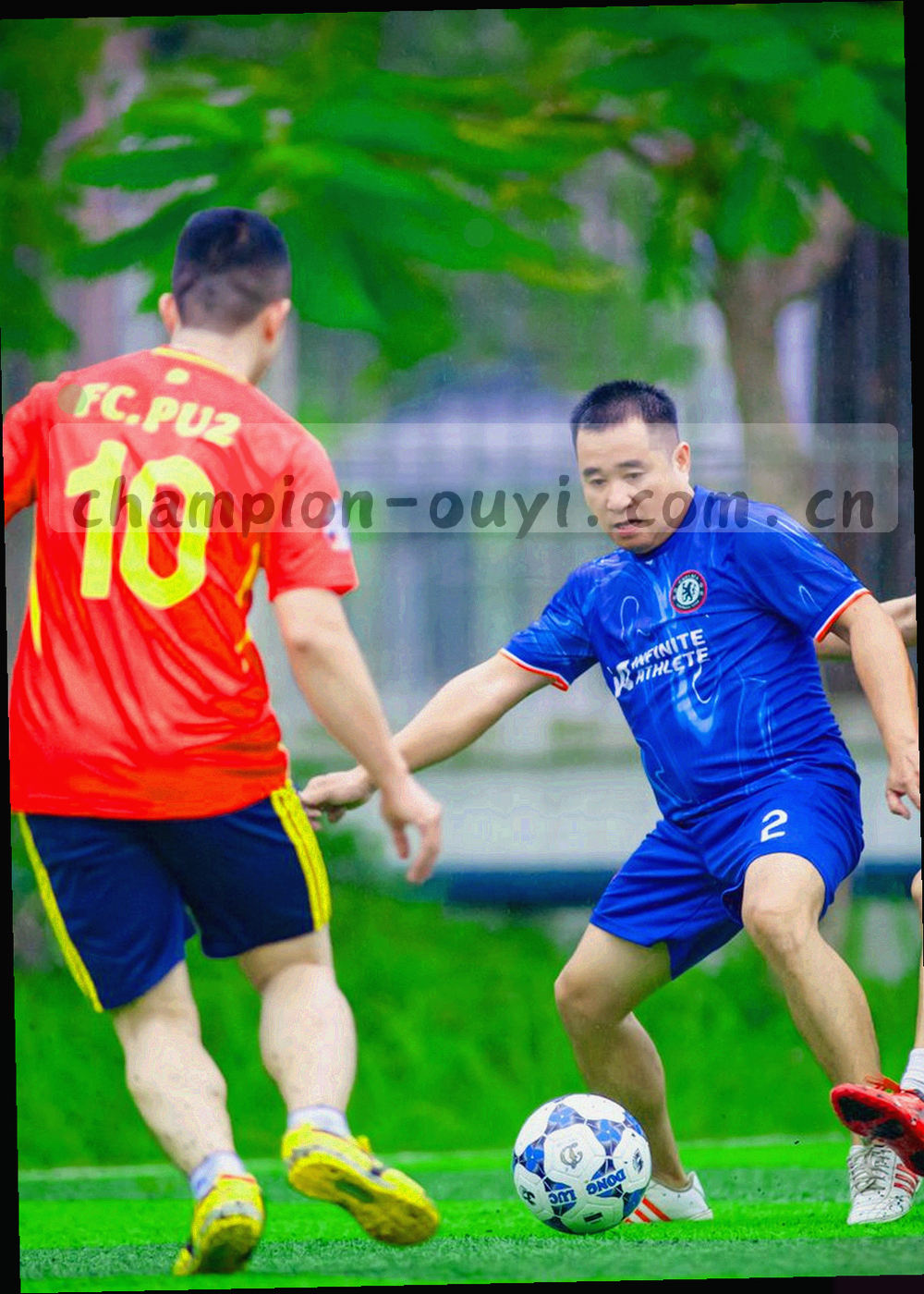球员背影剪影行走在通道中，面部与队服细节不可辨认